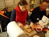 Anke bestreicht die toasts mit butter