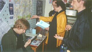 People looking at the map of Frankfurt