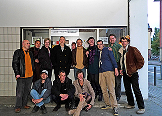 Der letzte Tag des Kunstraums trudi.sozial. Alle Gste versammelt. September 2010