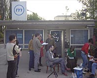 multitrudi with visitors gatherin outside on a hot spring evening